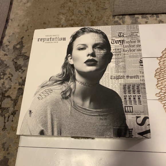 Taylor Swift VIP Reputation Box - Picture 4 of 11